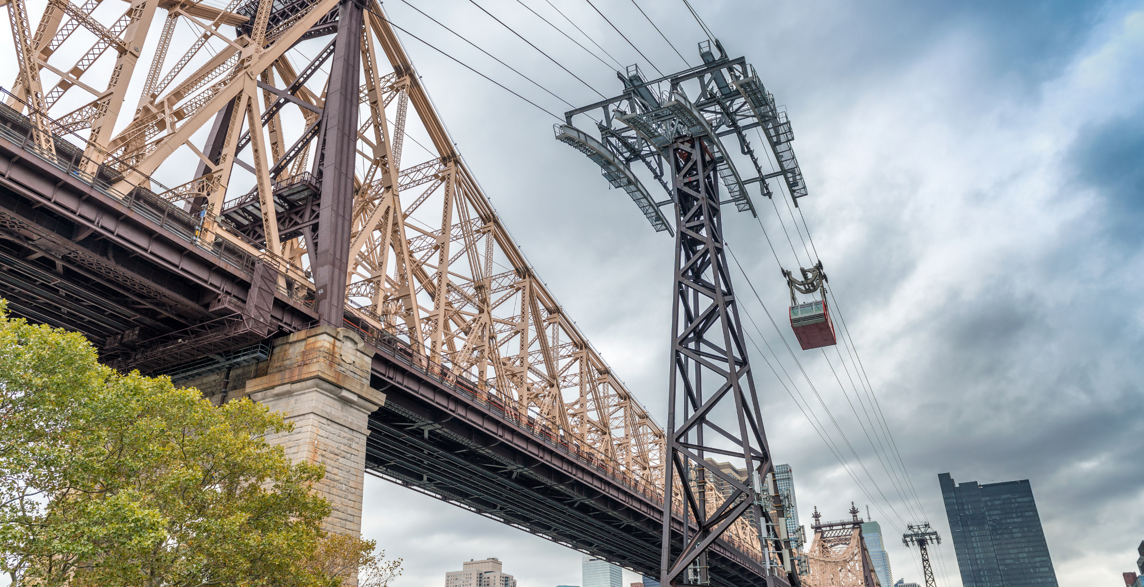 cable car zipping by at Roosevelt Island in NYC